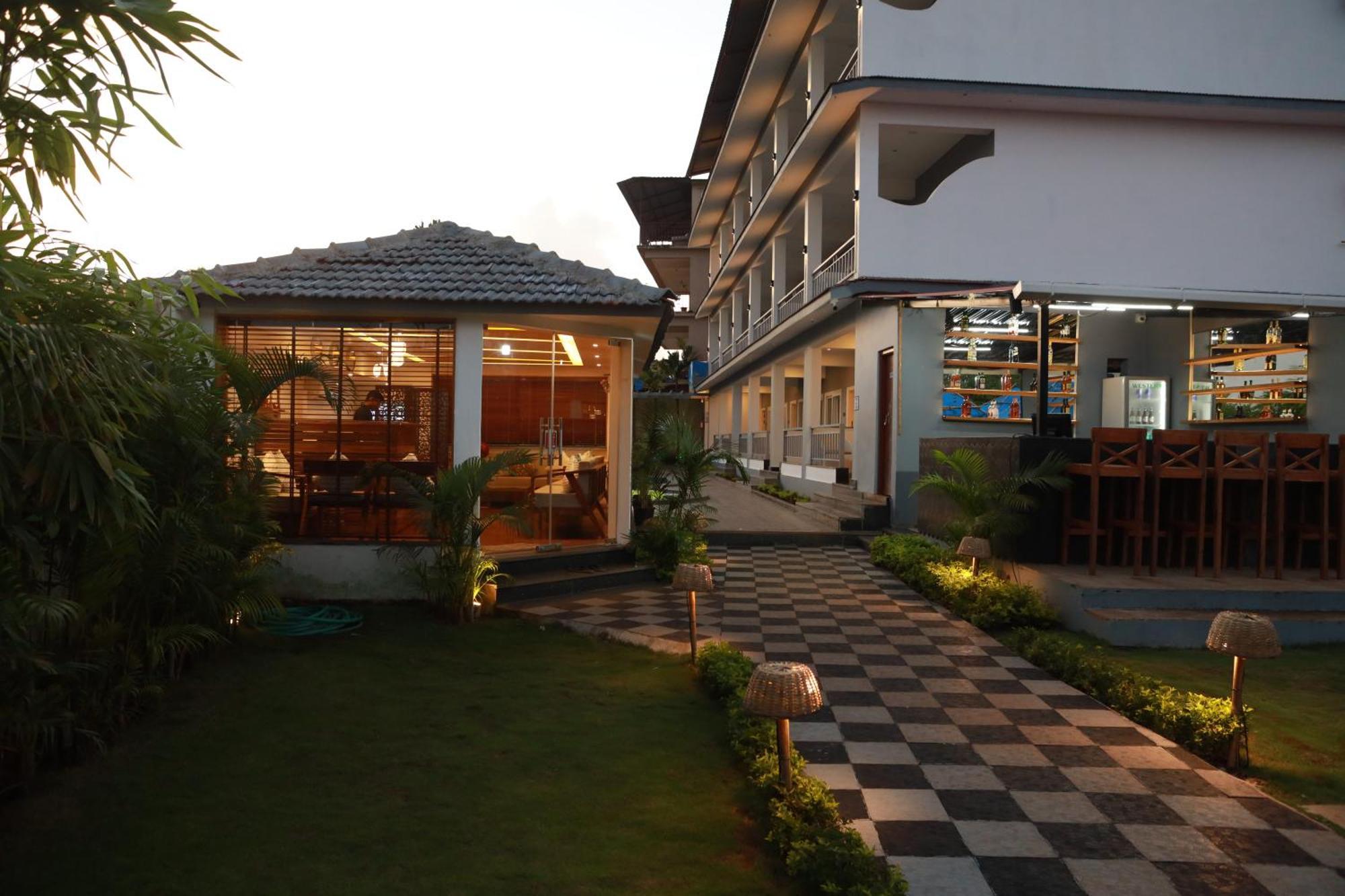 Gracias Cafe & Resort Morjim Bagian luar foto
