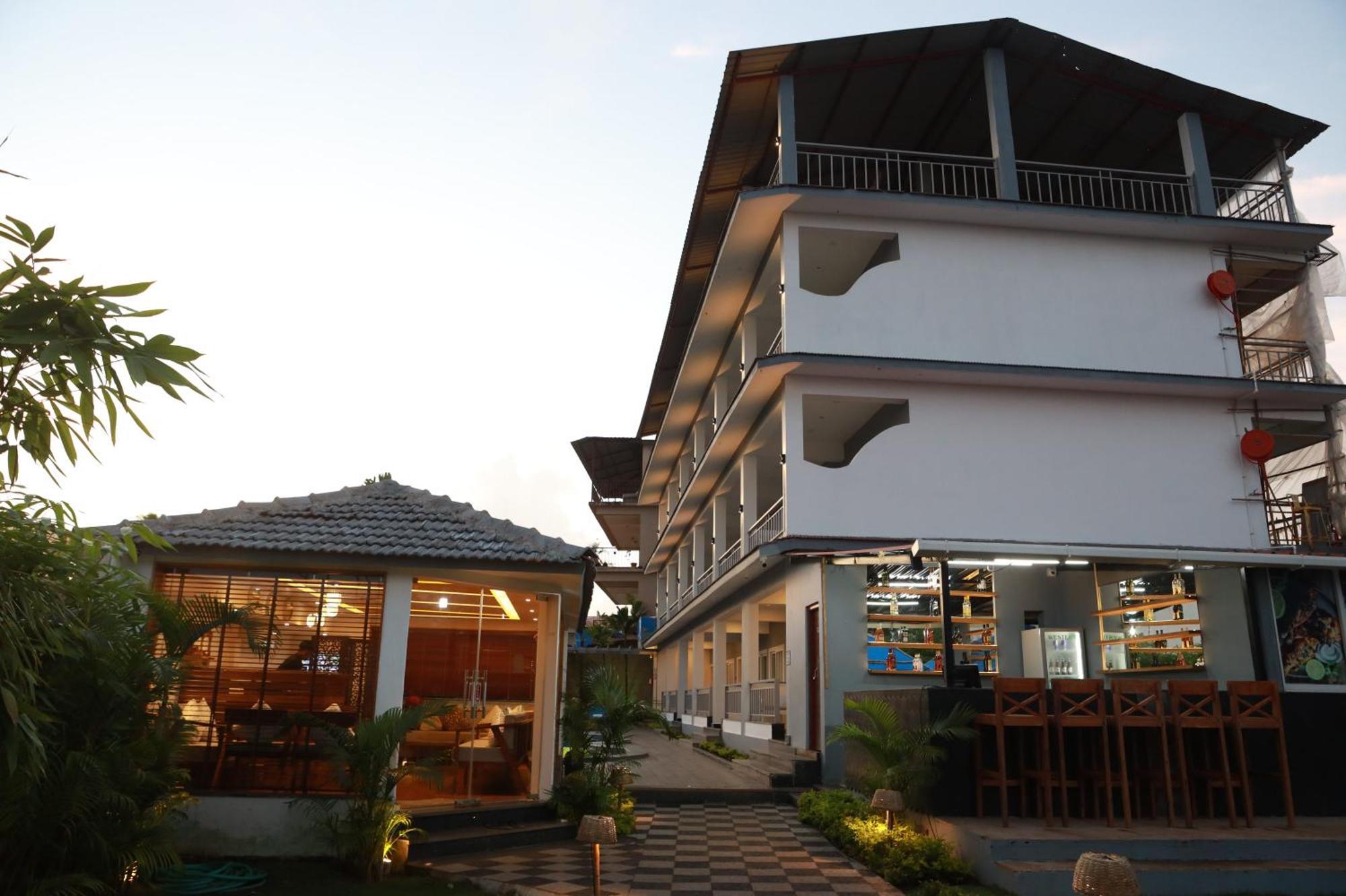 Gracias Cafe & Resort Morjim Bagian luar foto